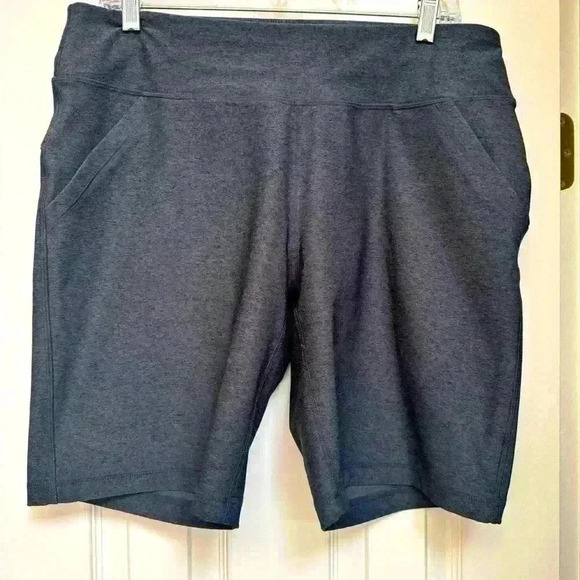 Pull-on shorts w/pockets - Picture 1 of 3